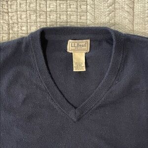 L.L. Bean Men's Deep Blue V-Neck Sweater ItemID 274603
